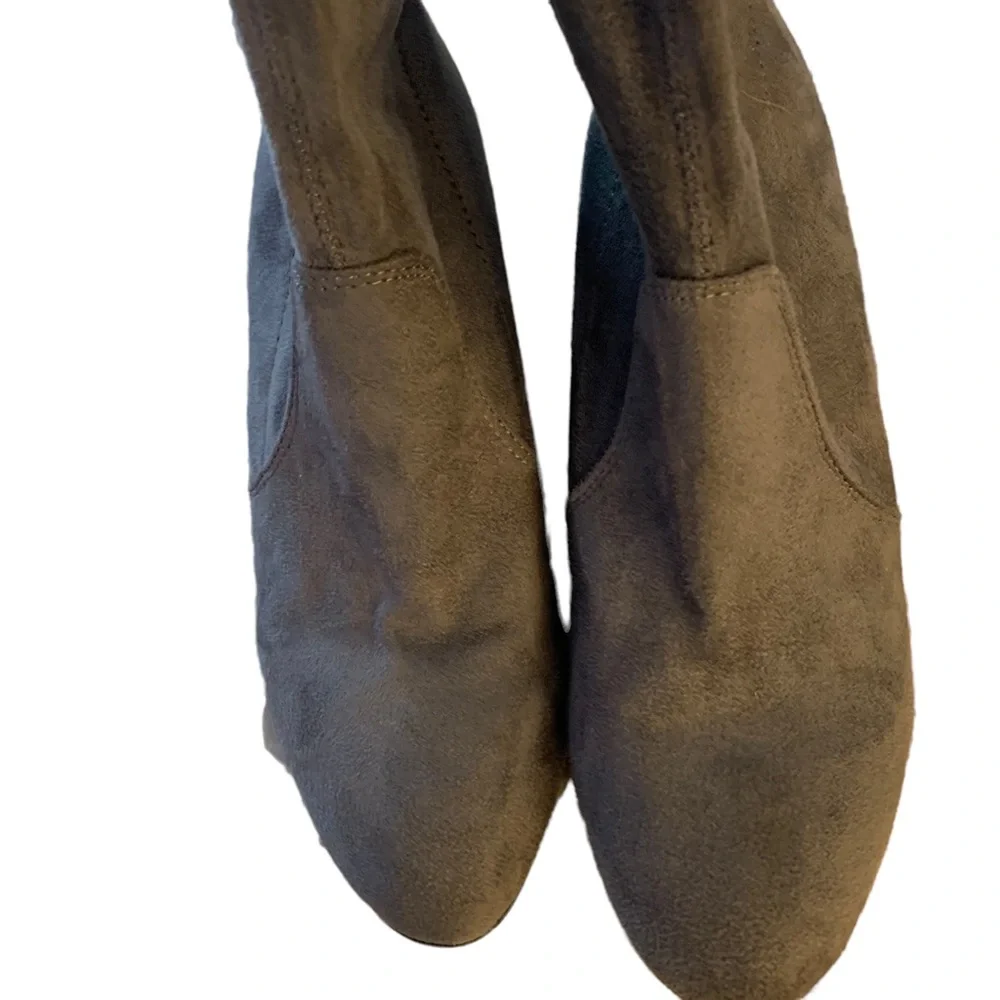 Gray faux suede over the knee boots block 2.5” heel size - Picture 5 of 16